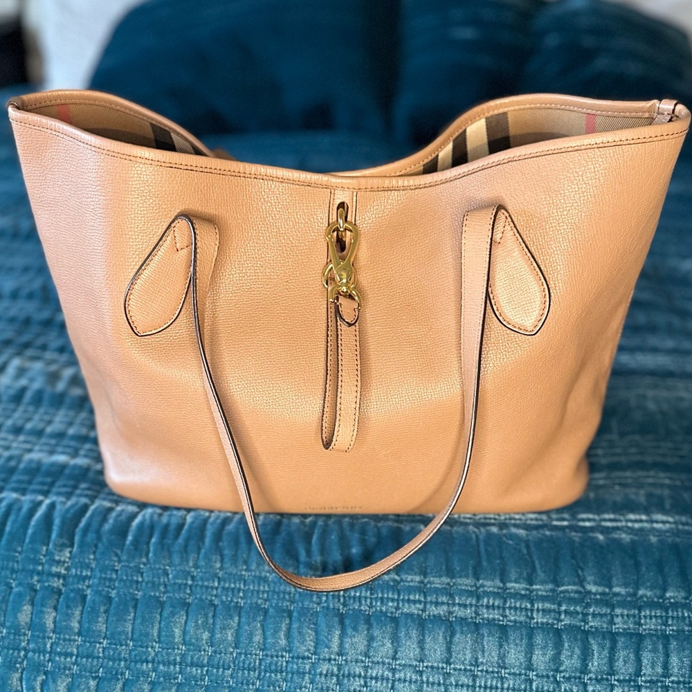 Burberry
Honeybrook Tote Leather Medium - Picture 4 of 13